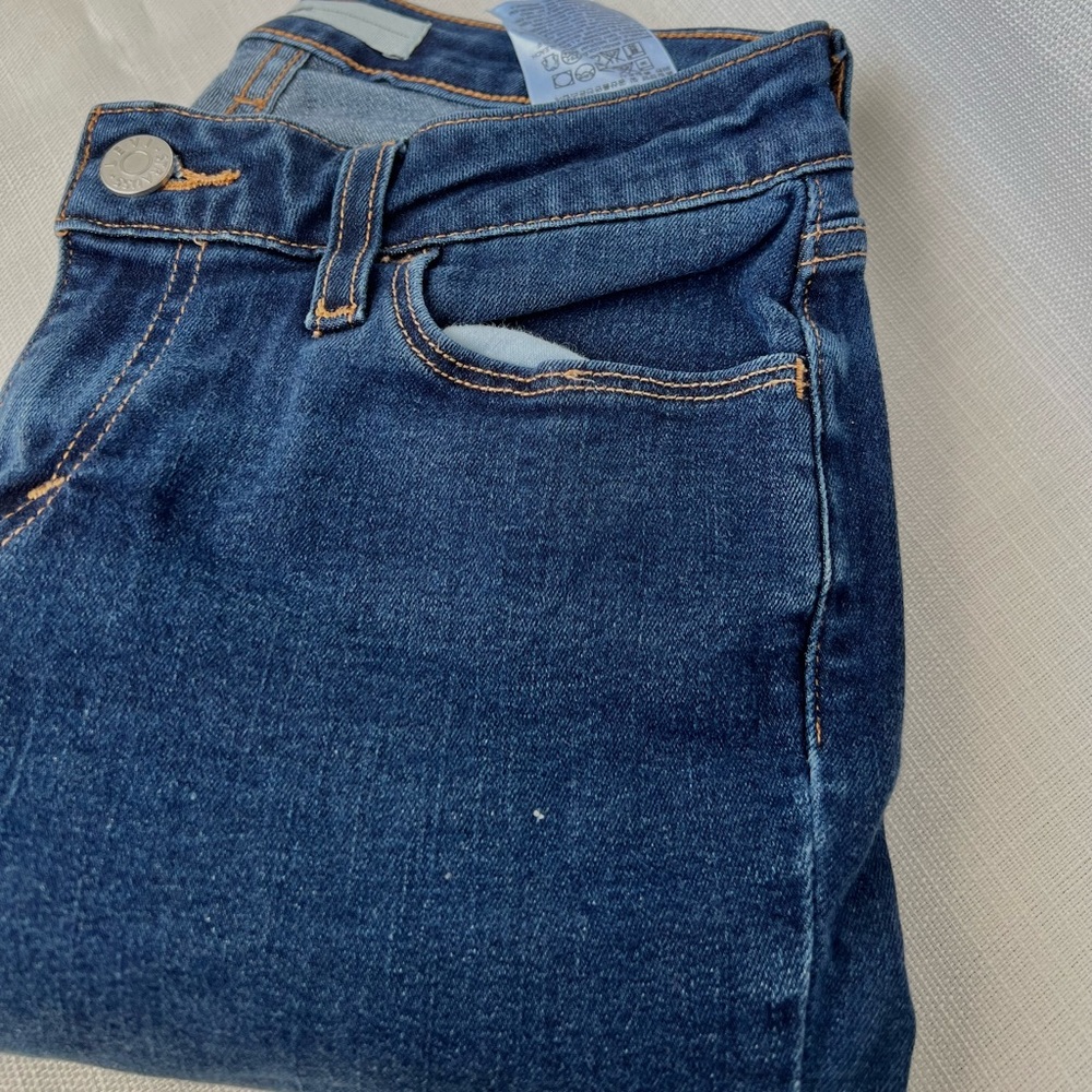 Levi’s jeans in a legging style in a size 26W 30L dark wash